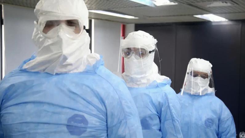 Equipe do Samu do Rio com equipamentos de segurança: preparação para o transporte de pacientes com quadro suspeito de Ebola (Secretaria estadual de Saúde do RJ/Divulgação)