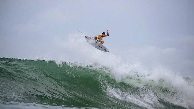 Samuel Pupo na etapa de El Salvador de surfe — Foto: WSL