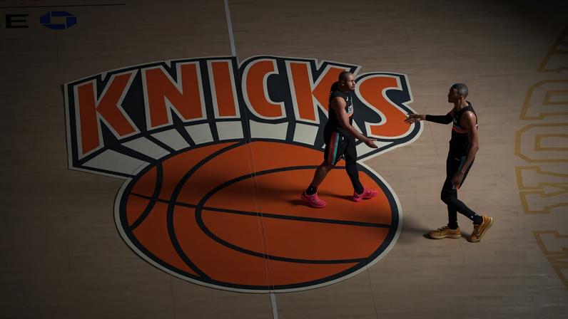 Keldon Johnson e Victor Wembanyama, do San Antonio Spurs, batem as mãos (high five) durante a partida contra o New York Knicks no Madison Square Garden, em Nova York (Foto: Nathaniel S. Butler / NBAE via Getty Images / Afp)