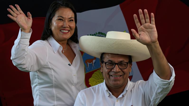 Imagem colorida mostra candidatos a presidência da Colômbia Keiko Fujimori e Roberto Sánchez - Metrópoles