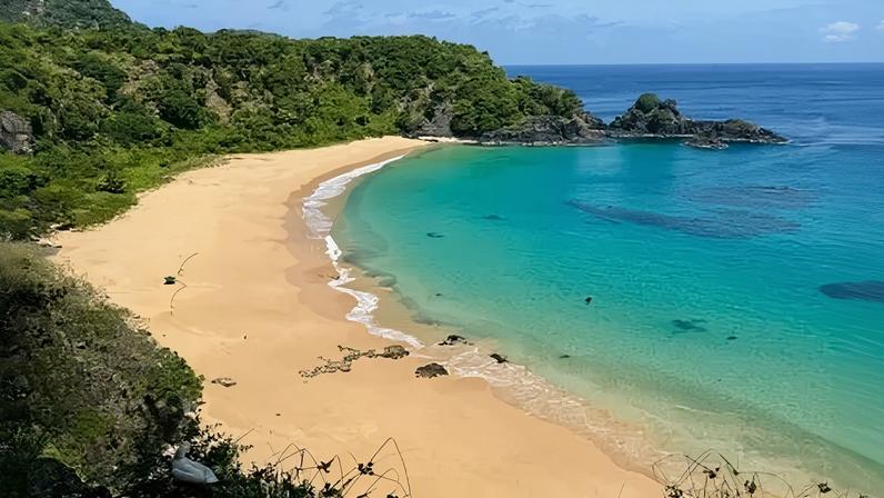 Em Noronha, Baía do Sancho está constantemente em listas de praias mais bonitas do mundo