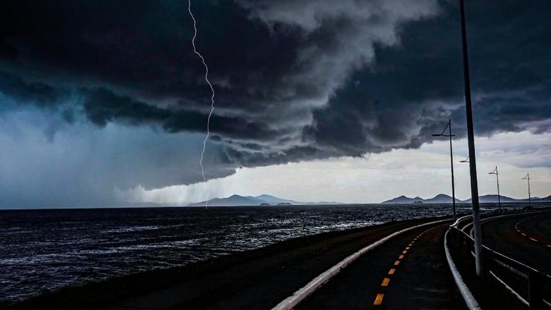 O governo estadual destaca avanços em prevenção de desastres, como a operação de radares meteorológicos, estações de monitoramento e sistemas de alerta à população diante do aumento dos eventos climáticos extremos. (Foto: Ricardo Wolffenbüttel/Governo de Santa Catarina)