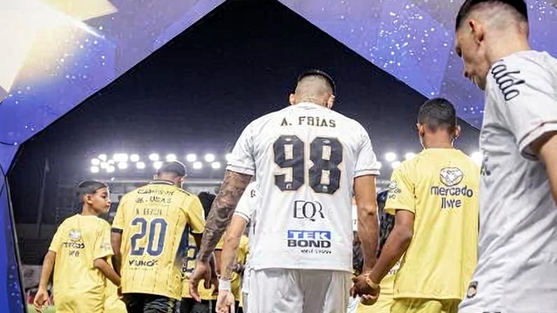 Santos durante a entrada em campo pela Copa Sul-Americana