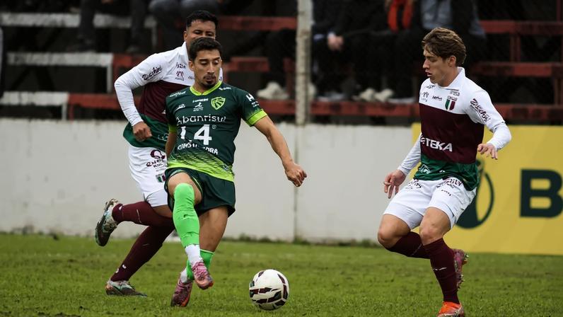 Imagem de jogo entre São Luiz-RS e Blumenau-SC, pela 2ª fase da Série D