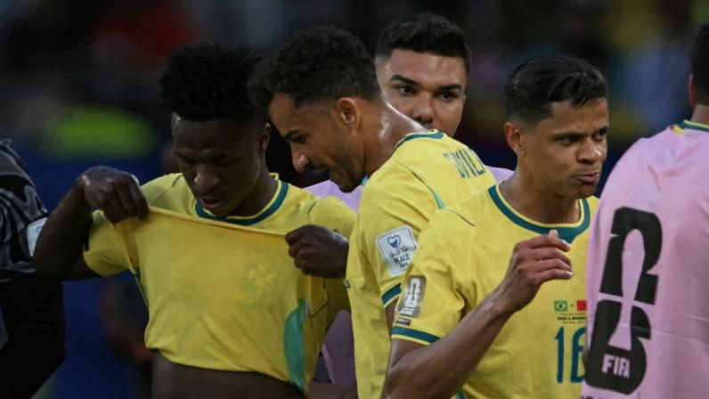 Jogadores do Brasil conversam durante pausa para hidratação do jogo contra Marrocos (Foto: Mauro Pimentel / AFP)