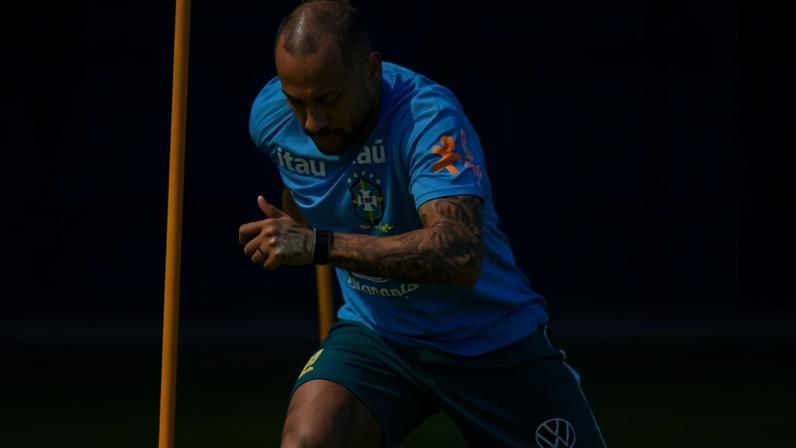 Neymar faz trabalho com bola