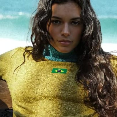 Alane Dias aposta em biquíni com suéter em clima de Copa