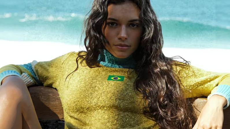 Alane Dias combina biquíni e suéter