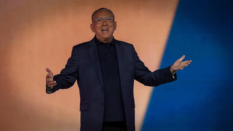 Galvão Bueno no cenário de seu novo programa no SBT, o Galvão FC