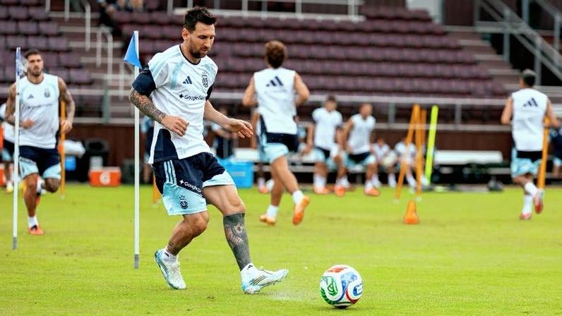 Scaloni diz que Messi jogará contra a Islândia em último teste antes da Copa do Mundo