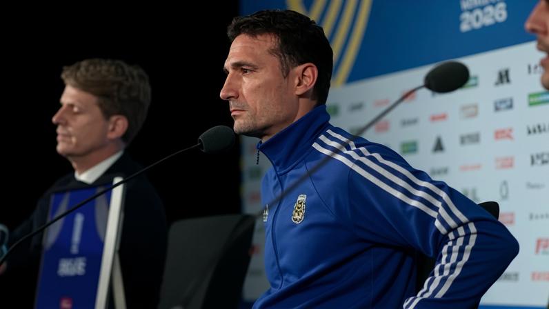 Scaloni em entrevista coletiva