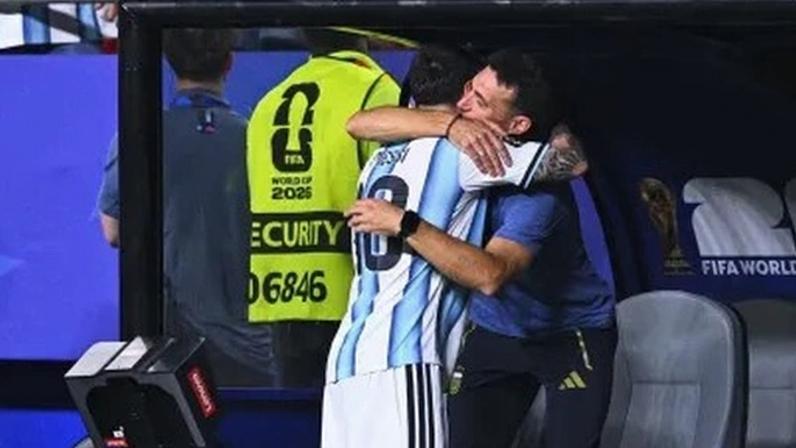 Scaloni e Messi se abraçam após o camisa 10 argentino ser substituído na vitória da Argentina sobre a Argélia