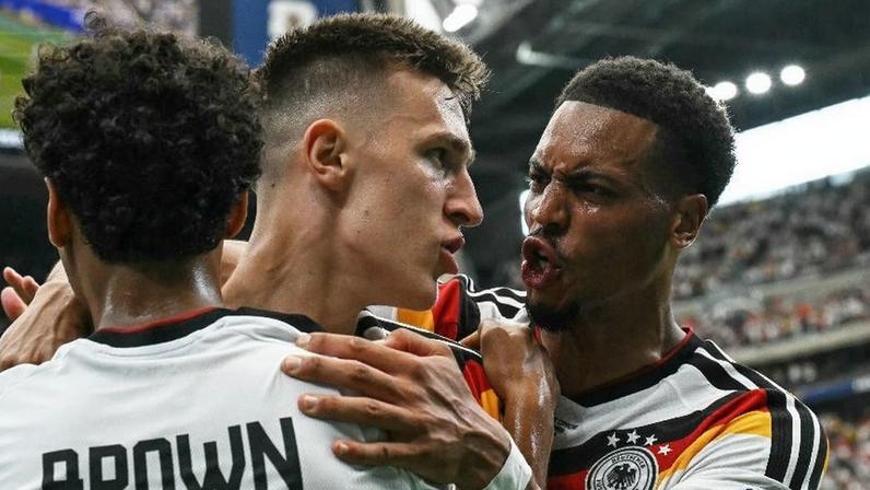 Schlotterbeck comemora segundo gol da Alemanha contra Curação, na Copa do Mundo