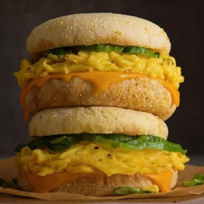 Receita de sanduíche matinal com ovo mexido e abacate