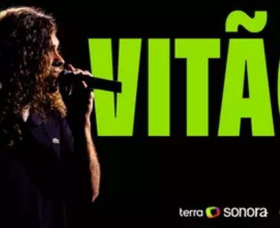 Vitão realiza show intimista, recebe fãs e canta seus maiores hits