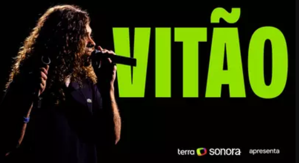 Vitão realiza show intimista, recebe fãs e canta seus maiores hits