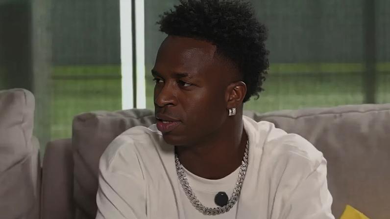 Vini Jr concedendo entrevista