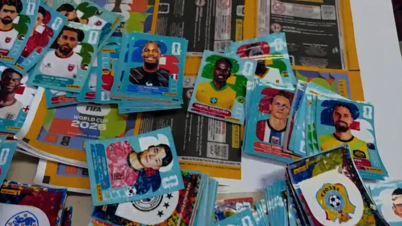 Polícia prende dupla que fabricava figurinhas falsas da Copa no Rio