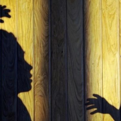 Mulher é ameaçada com bebê no colo durante relato de violência