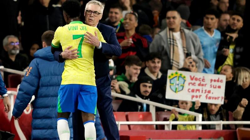 Vini Jr abraça Carlo Ancelotti durante o amistoso entre Brasil e Senegal (Foto: Ian Kington/AFP)