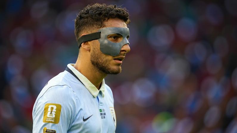 Sebastián Cáceres, número 3 do Uruguai, usa máscara de proteção facial durante a partida do Grupo H da Copa do Mundo da FIFA 2026 entre Arábia Saudita e Uruguai, em 15 de junho de 2026, no Miami Stadium, em Miami Gardens, Flórida. Metrópoles