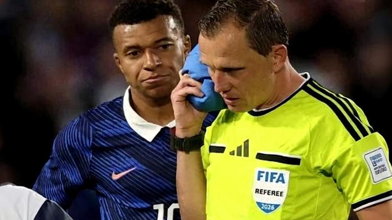 Sebastian Gishamer, árbitro de França x Costa do Marfim, recebe atendimento médico em campo