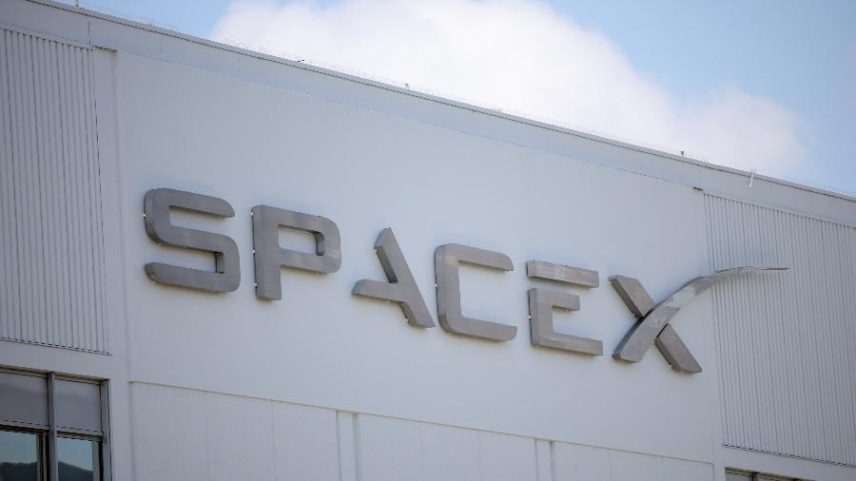 SpaceX, de Elon Musk, vende serviços de lançamentos de foguetes espaciais reutilizáveis, é dona de contratos de defesa com governos, controla a operação global da internet via satélite Starlink e aposta em nova rede orbital de data centers