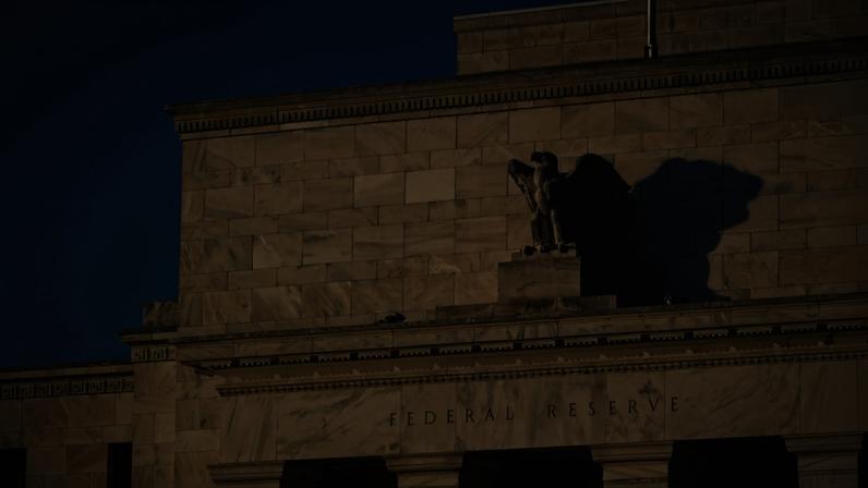 Imagem da matéria: Bitcoin cai após decisão do Fed indicar possível alta de juros este ano
