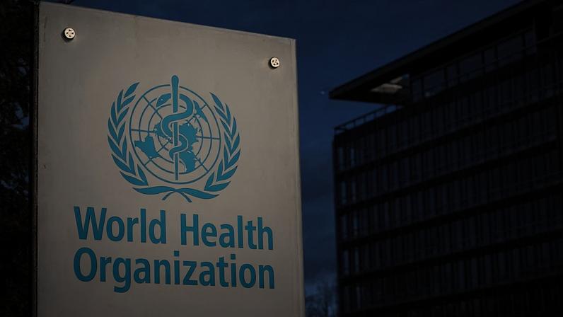 O plano também vai se concentrar na proteção de populações vulneráveis, no fortalecimento da colaboração transfronteiriça e no apoio aos países para que respondam rapidamente a novos casos; na imagem, a sede da OMS em Genebra, na Suíça