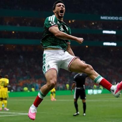 Atacante mexicano chora após gol; quase perdeu a vida por fratura no crânio