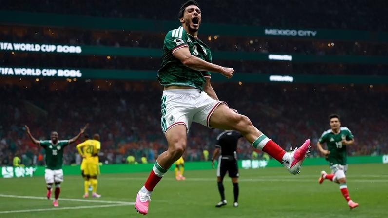Jiménez marca o segundo gol do México.