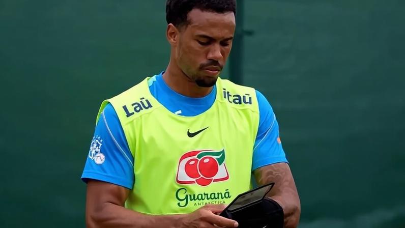 Gabriel Magalhães e Marquinhos com acessório durante treino