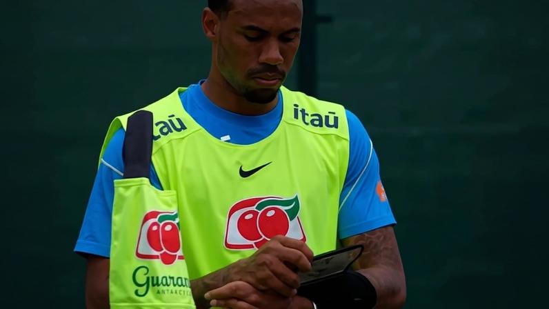 Gabriel Magalhães e Marquinhos com acessório durante treino