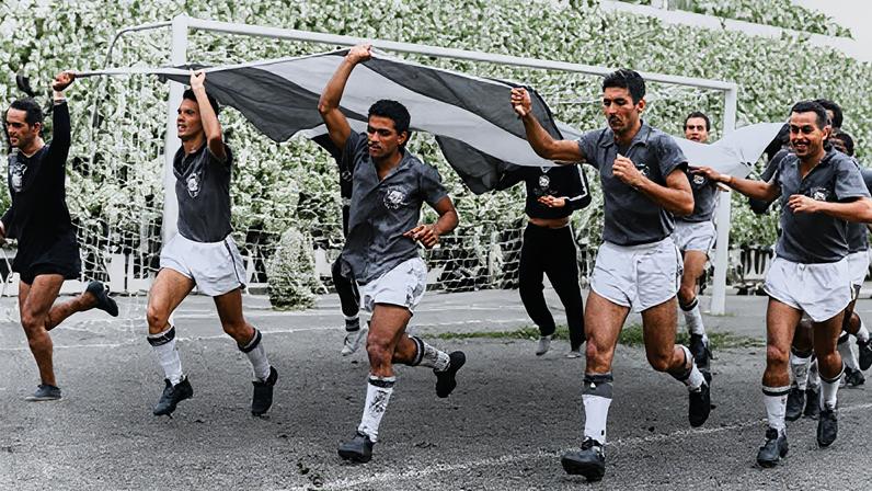 Jogadores da Seleção Brasileira carregam a bandeira sueca durante a volta olímpica após a conquista da Copa do Mundo FIFA de 1958