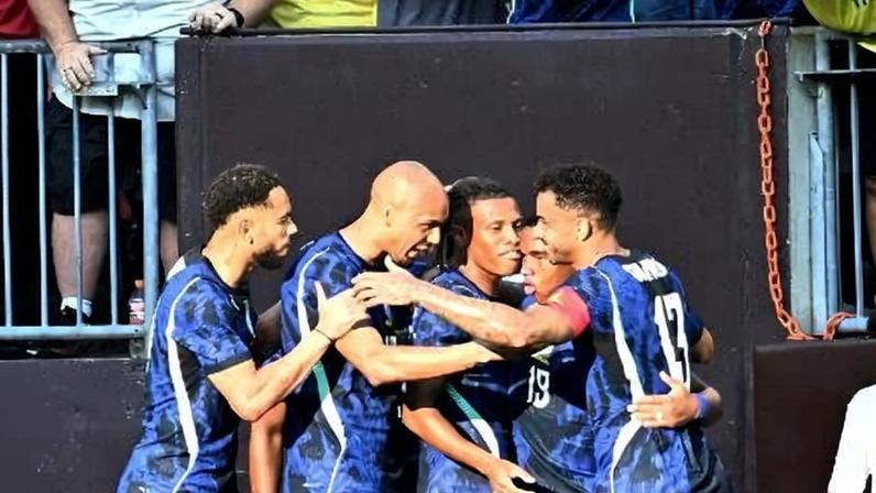 Seleção comemora gol de Endrick contra o Egito