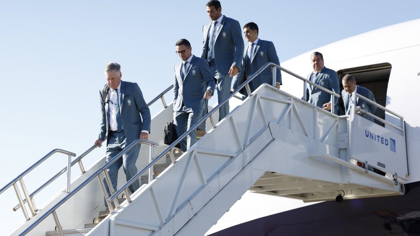 Ancelotti em chegada da Seleção aos Estados Unidos para Copa do Mundo — Foto: CBF
