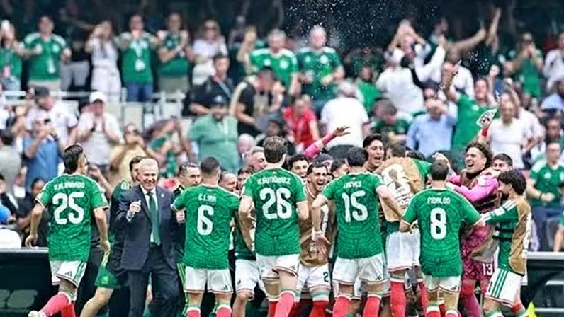 Seleção do México comemora gol — Foto: Reprodução: O Globo