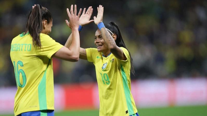 Durante muito tempo, o futebol feminino precisou lutar para ser visto, ouvido e levado a sério, mas hoje a conversa é outra, afirma o articulista; na imagem, Tainá Maranhão e Bia Zaneratto se cumprimentando durante jogo das seleções do Brasil e dos EUA