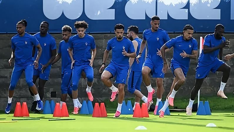 Seleção Francesa em sessão de treino antes da partida contra o Iraque
