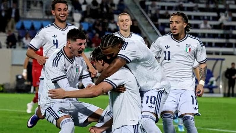 Seleção italiana comemora gol de Pio Esposito, na vitória sobre Luxemburgo, em amistoso pré-Copa