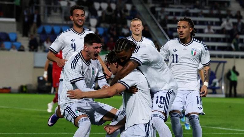 Seleção italiana comemora gol de Pio Esposito, na vitória sobre Luxemburgo, em amistoso pré-Copa