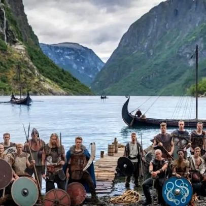 Jogadores da Noruega posam de vikings em ensaio para a Copa