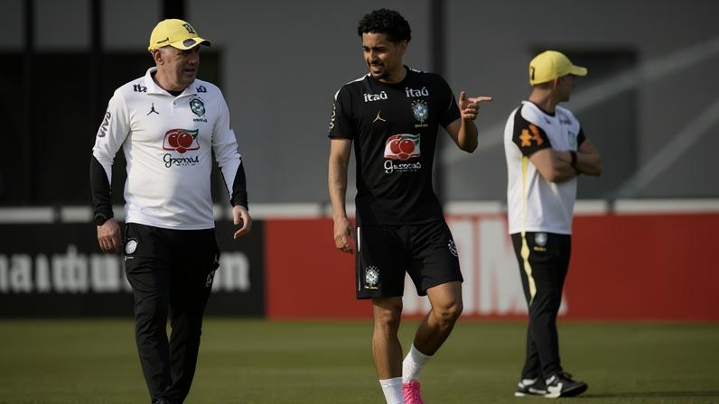 Marquinhos ao lado de Carlo Ancelotti