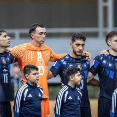 Jogadores uruguaios eliminados na Copa retornam em voo comercial