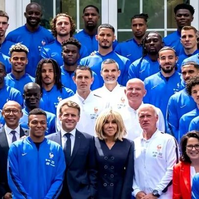 Macron faz gesto a Mbappé durante visita à seleção francesa
