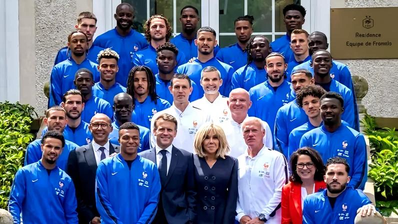 Presidente da França, Emmanuel Macron, e primeira-dama, Brigitte Macron, posam com a seleção francesa antes da Copa do Mundo (X @EmmanuelMacron/Reprodução)