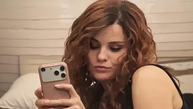 Selena Gomez compartilha fotos com nova cor de cabelo