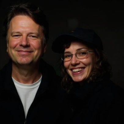Selton Mello posa com atriz de Ruptura em bastidores de novo filme