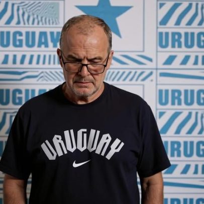 Técnico do Uruguai Bielsa explica por que olha para baixo em fotos da Copa
