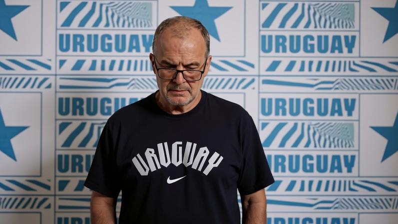 Marcelo Bielsa, técnico do Uruguai, viraliza com pose inusitada em vídeo da Fifa — Foto: Reprodução/TV Globo